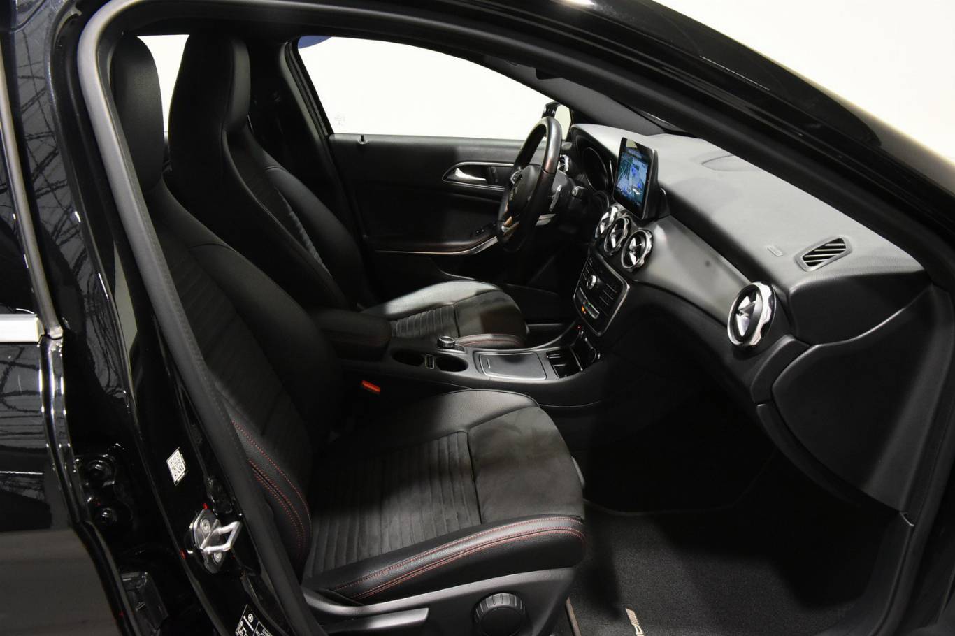 MERCEDES-BENZ GLA 180 21