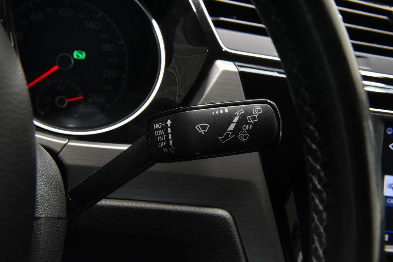 VOLKSWAGEN Touran 27