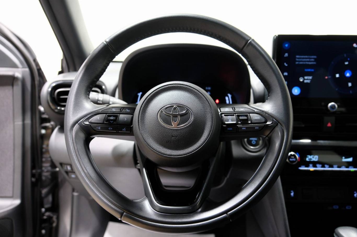 TOYOTA Yaris Cross 7