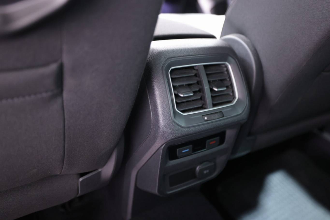 VOLKSWAGEN Tiguan 40