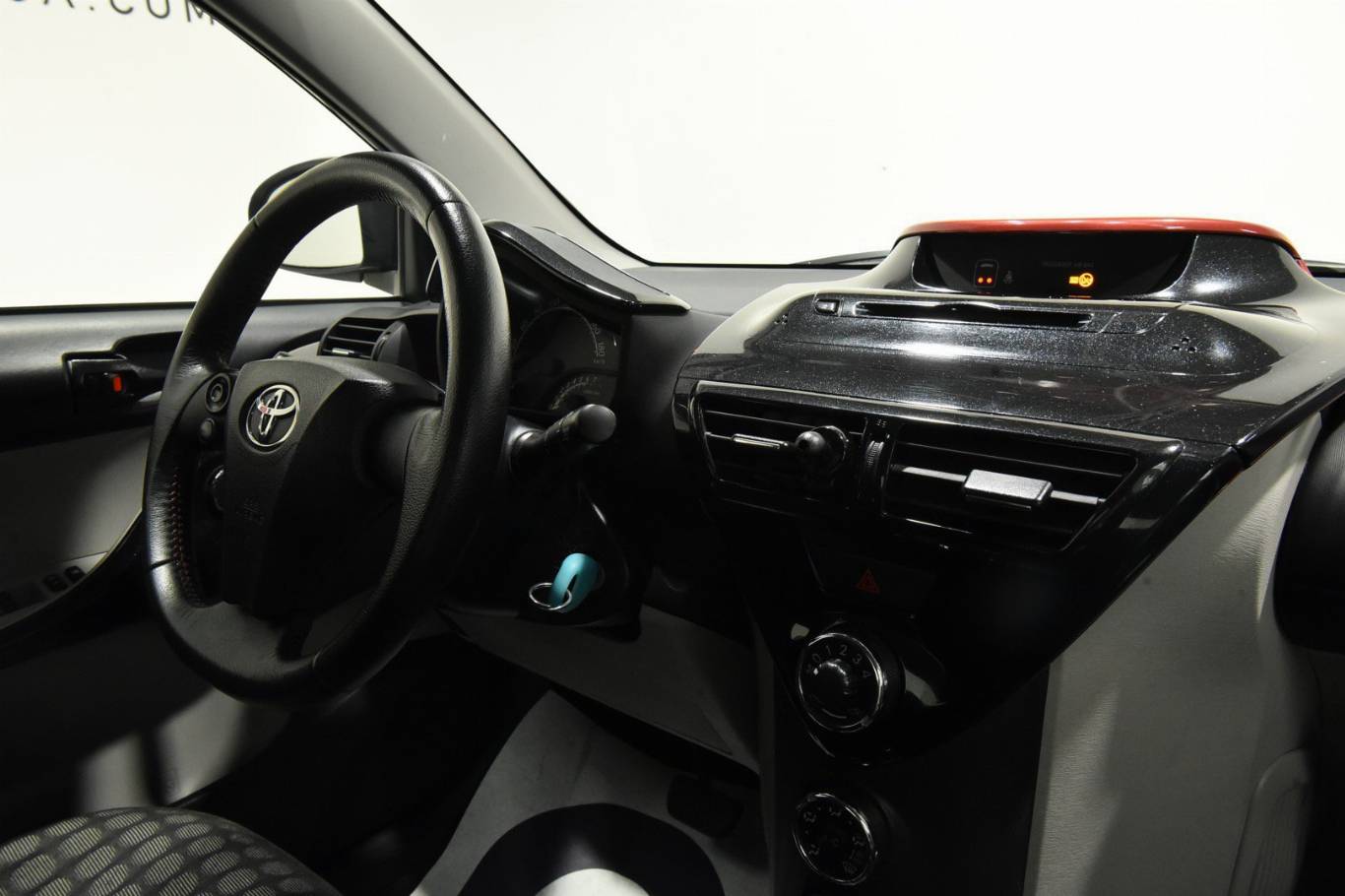 TOYOTA IQ 30
