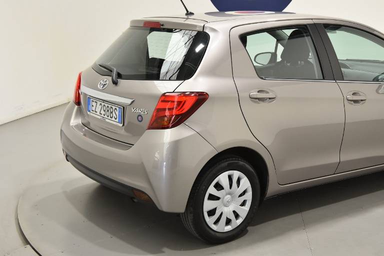 TOYOTA Yaris 18