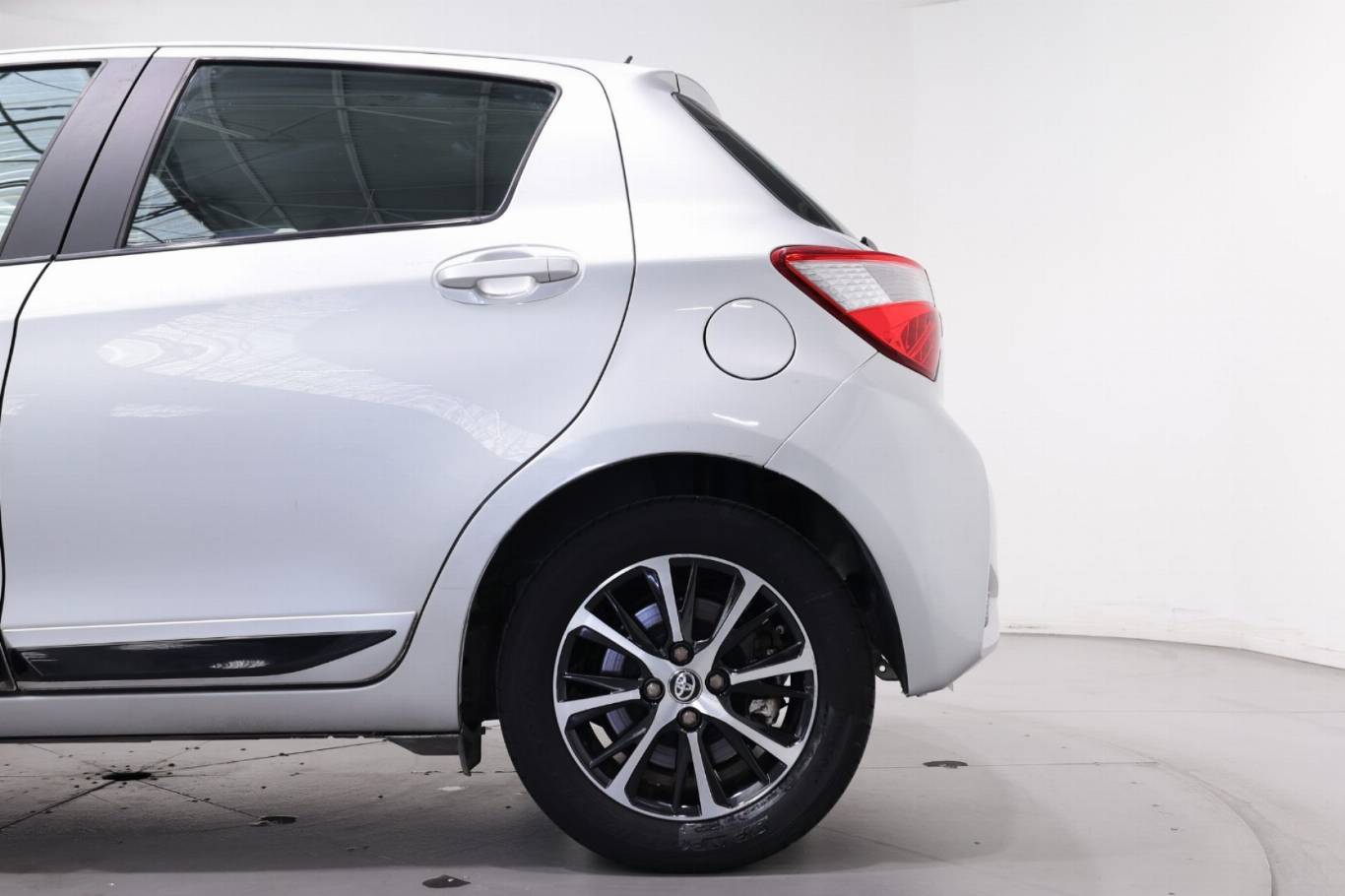 TOYOTA Yaris 33