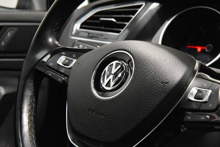 VOLKSWAGEN Tiguan 23