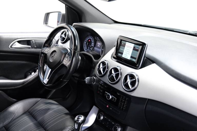 MERCEDES-BENZ B 200 64