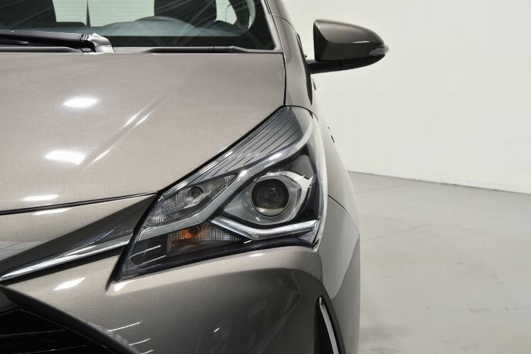 TOYOTA Yaris 33