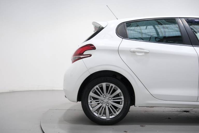 PEUGEOT 208 43