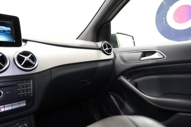 MERCEDES-BENZ B 180 29