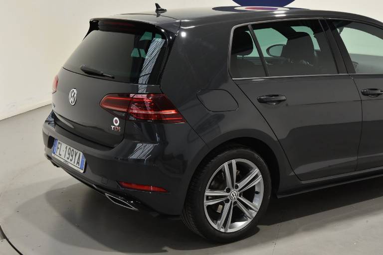 VOLKSWAGEN Golf 18