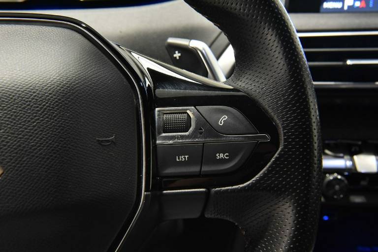 PEUGEOT 3008 8