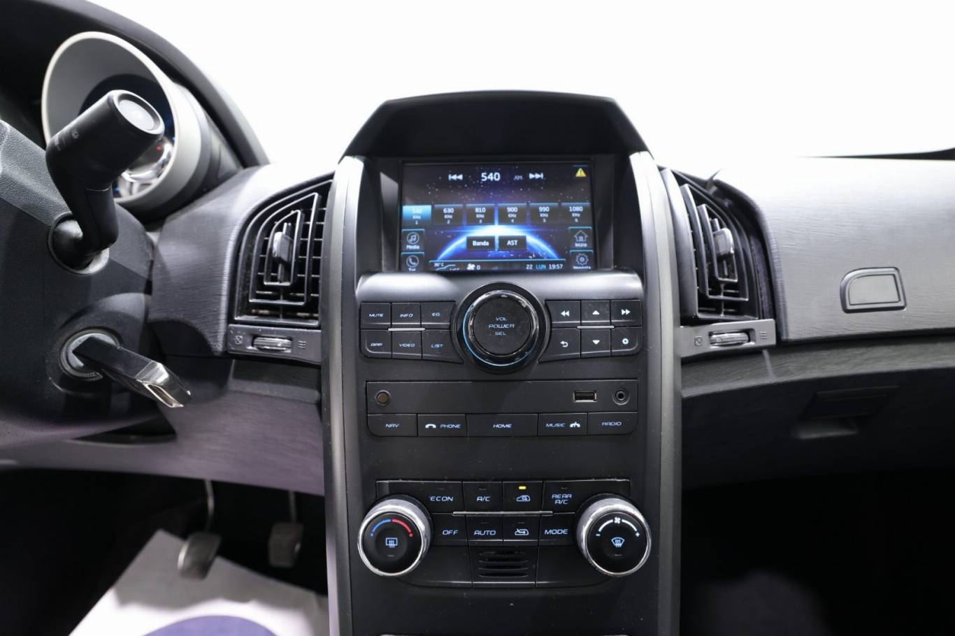 MAHINDRA XUV500 26