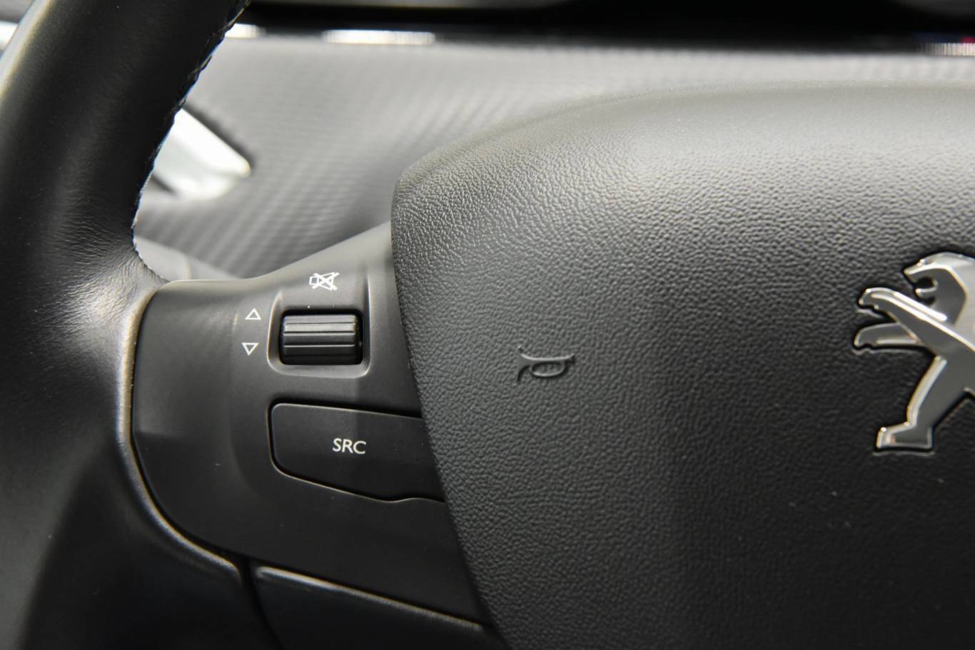 PEUGEOT 208 7