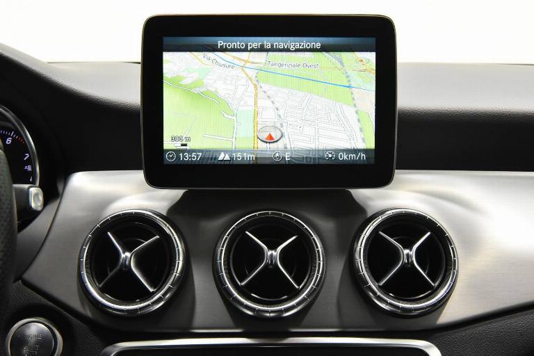 MERCEDES-BENZ CLA 180 12