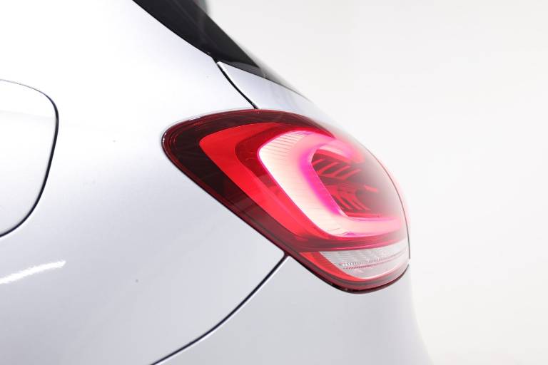 MERCEDES-BENZ A 180 44