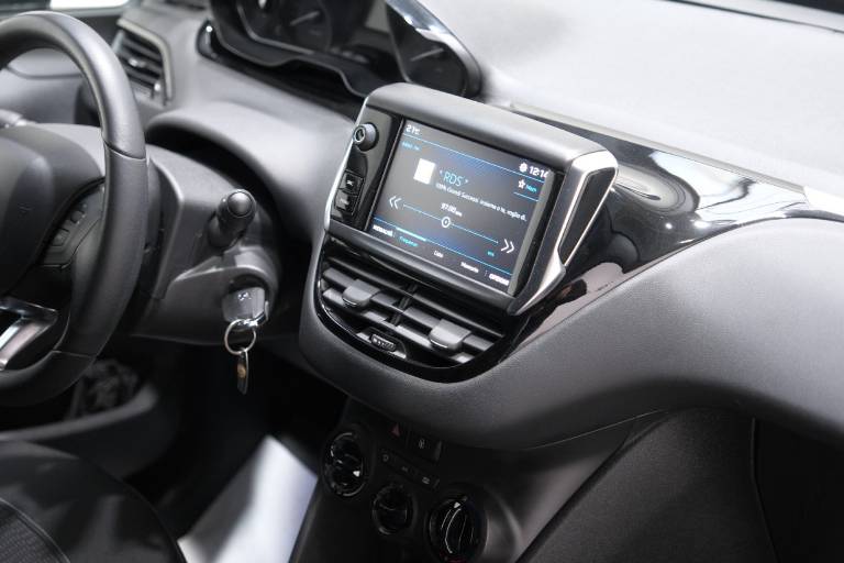 PEUGEOT 208 49