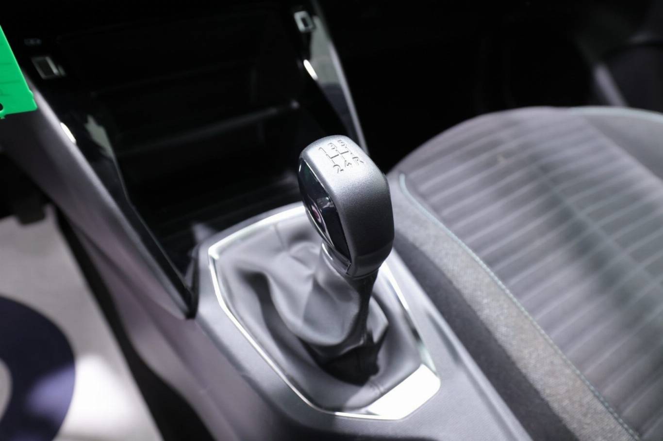 PEUGEOT 208 29
