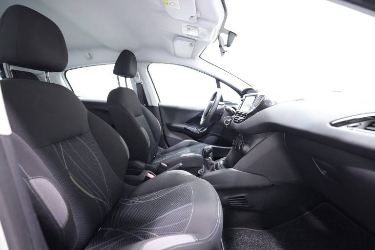PEUGEOT 208 40