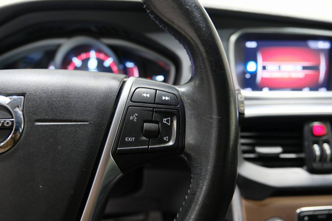 VOLVO V40 Cross Country 23