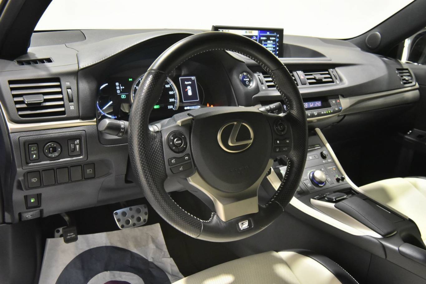 LEXUS CT 200h 3