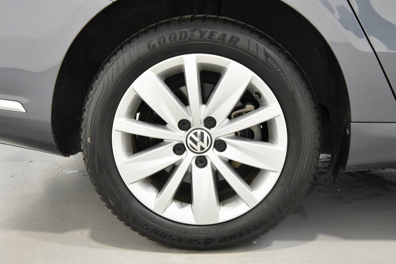 VOLKSWAGEN Passat 35