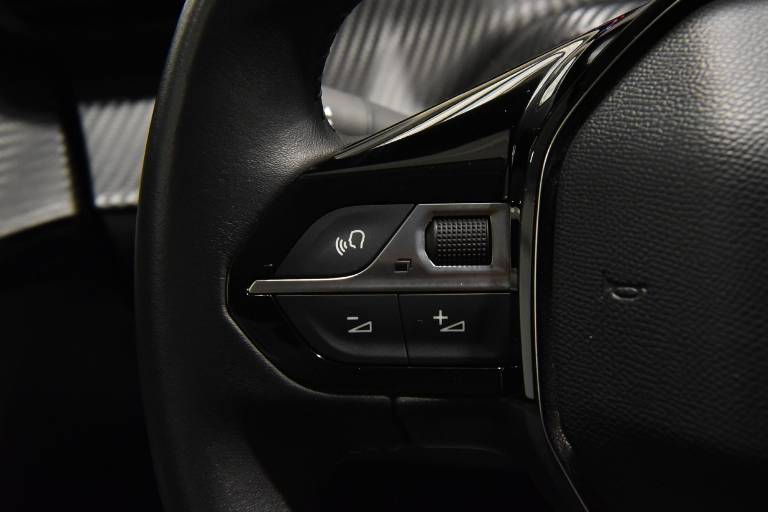 PEUGEOT 208 7