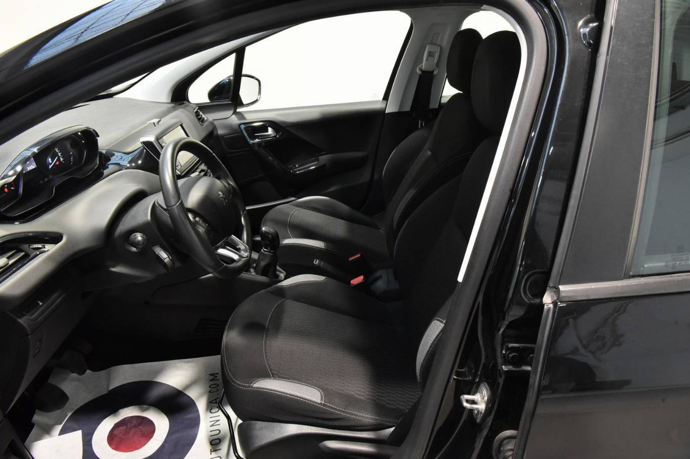 PEUGEOT 208 4