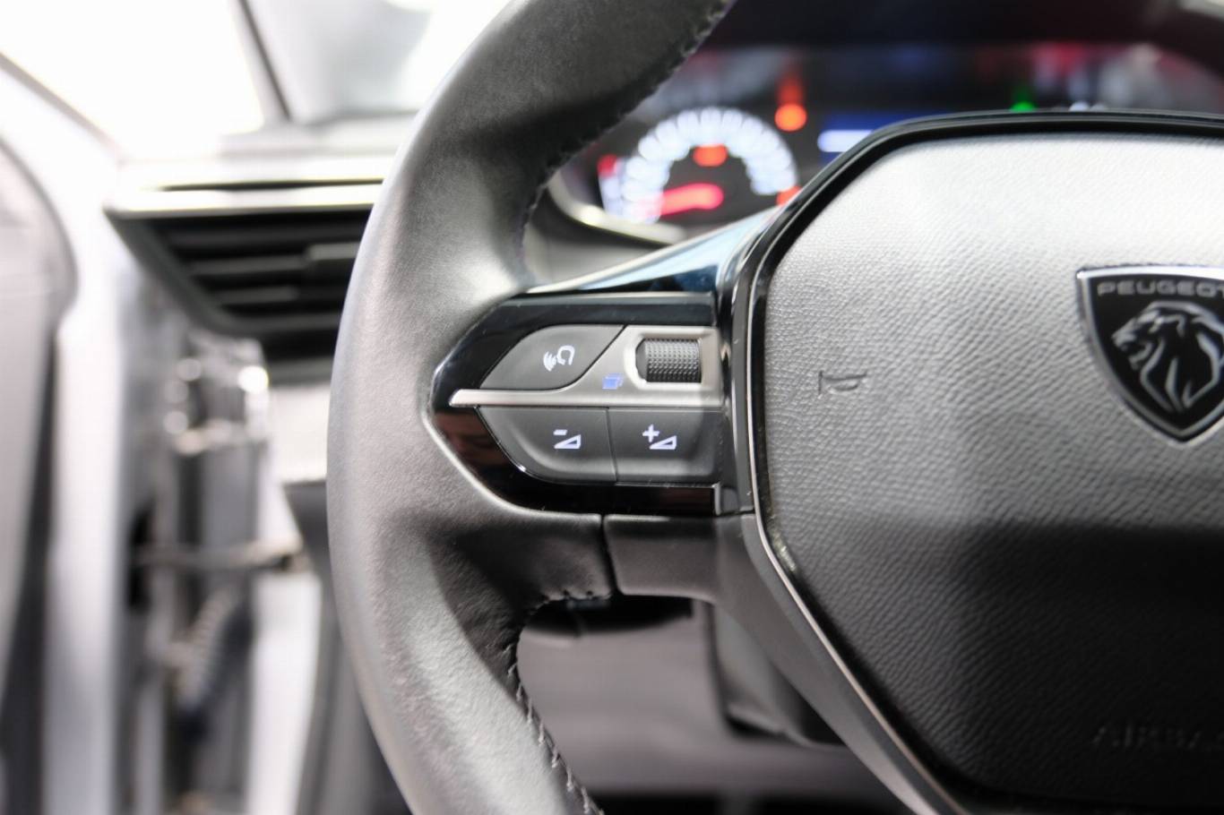PEUGEOT 208 24