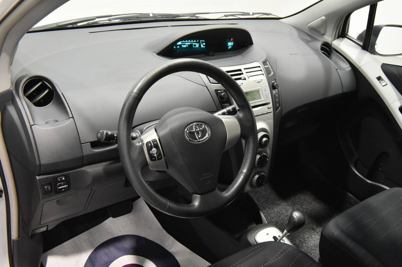 TOYOTA Yaris 3