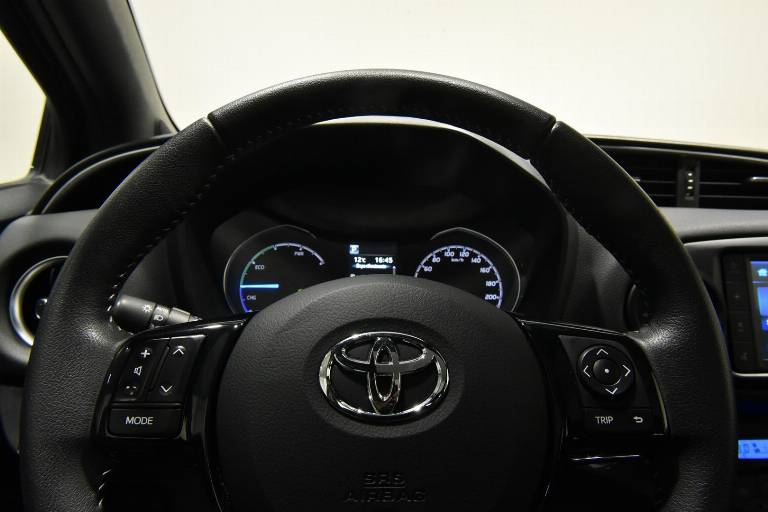 TOYOTA Yaris 6