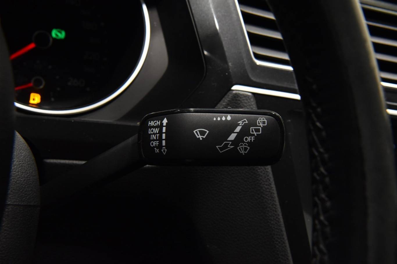VOLKSWAGEN Tiguan 18