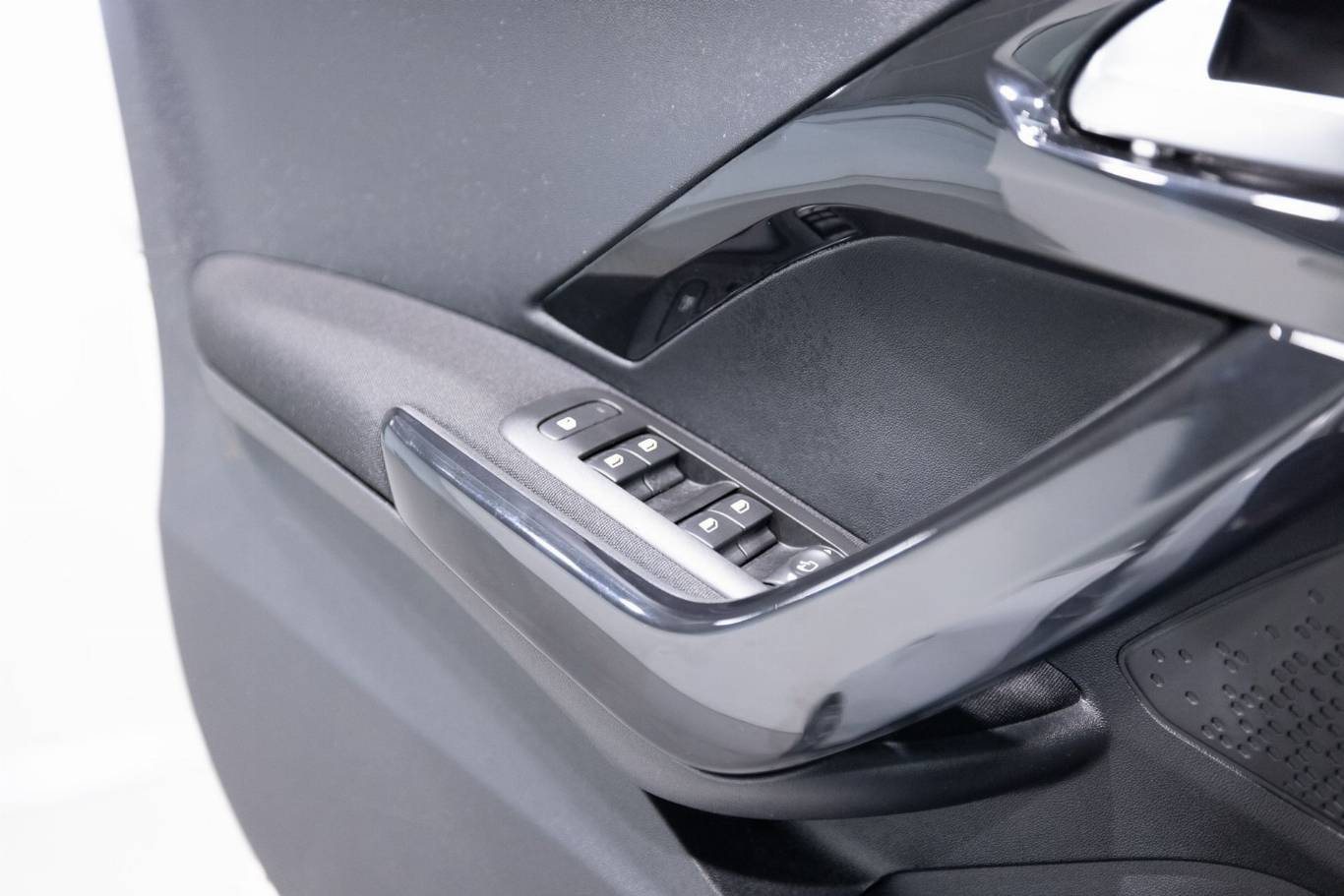 PEUGEOT 208 32