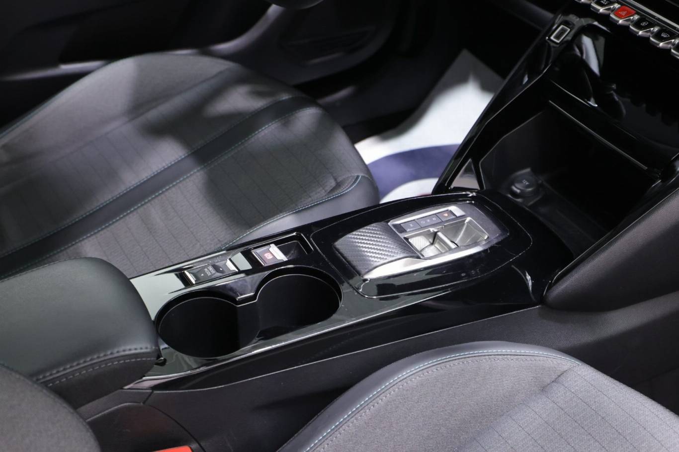 PEUGEOT 208 44
