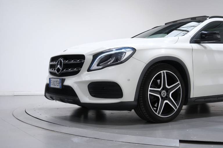 MERCEDES-BENZ GLA 220 10