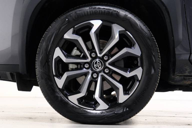 TOYOTA Yaris Cross 13