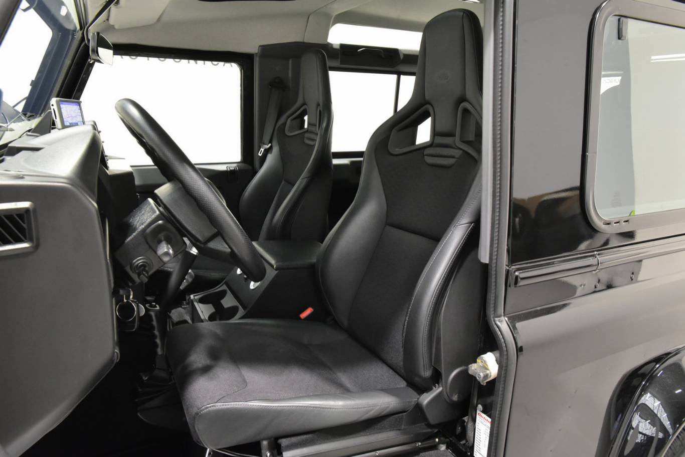 LAND ROVER Defender 4