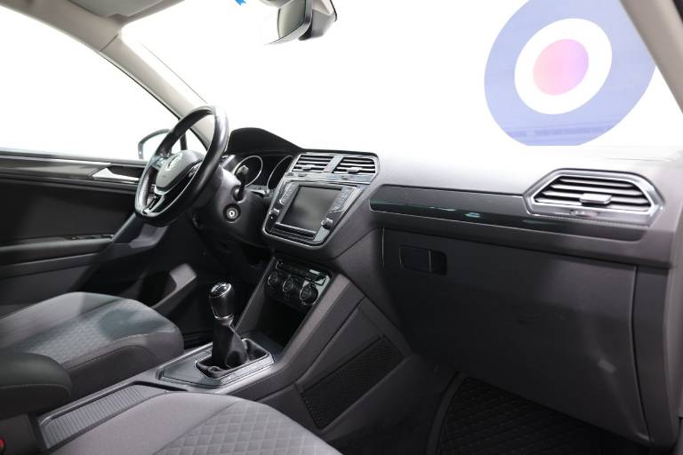 VOLKSWAGEN Tiguan 48