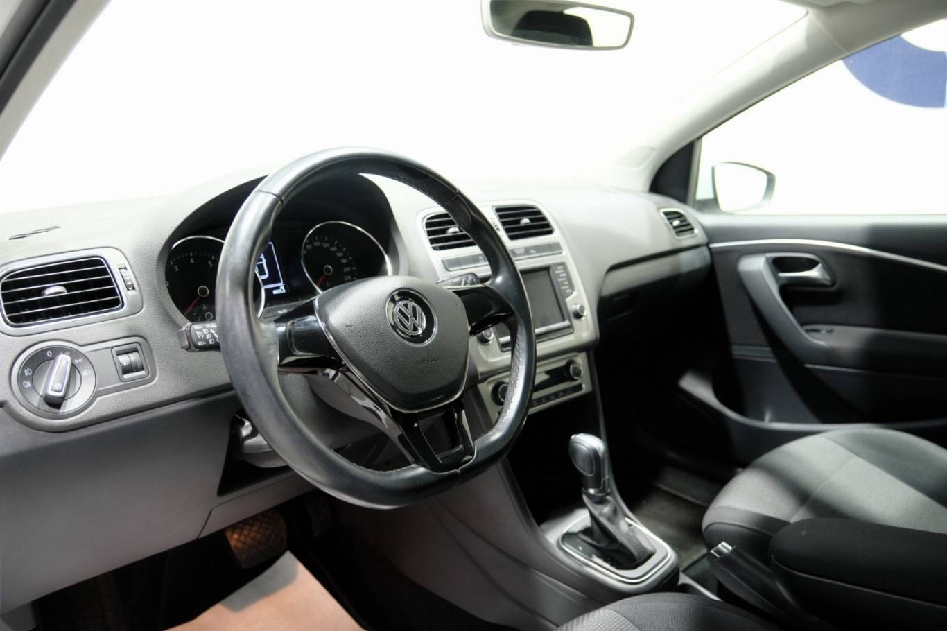 VOLKSWAGEN Polo 5