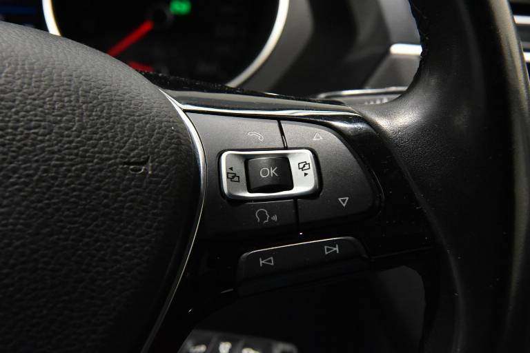 VOLKSWAGEN Tiguan 8
