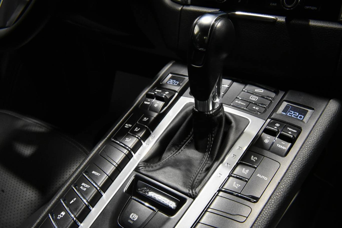 PORSCHE Macan 22
