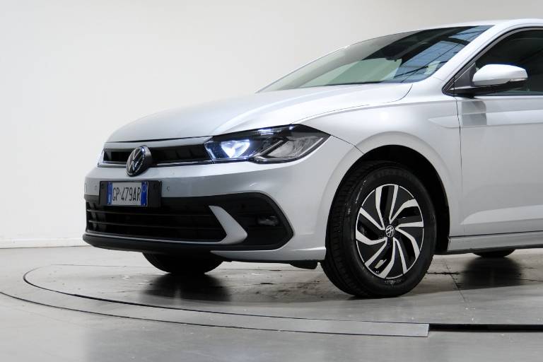 VOLKSWAGEN Polo 12