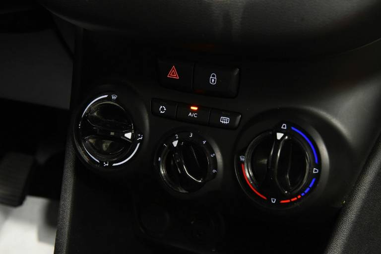 PEUGEOT 208 27
