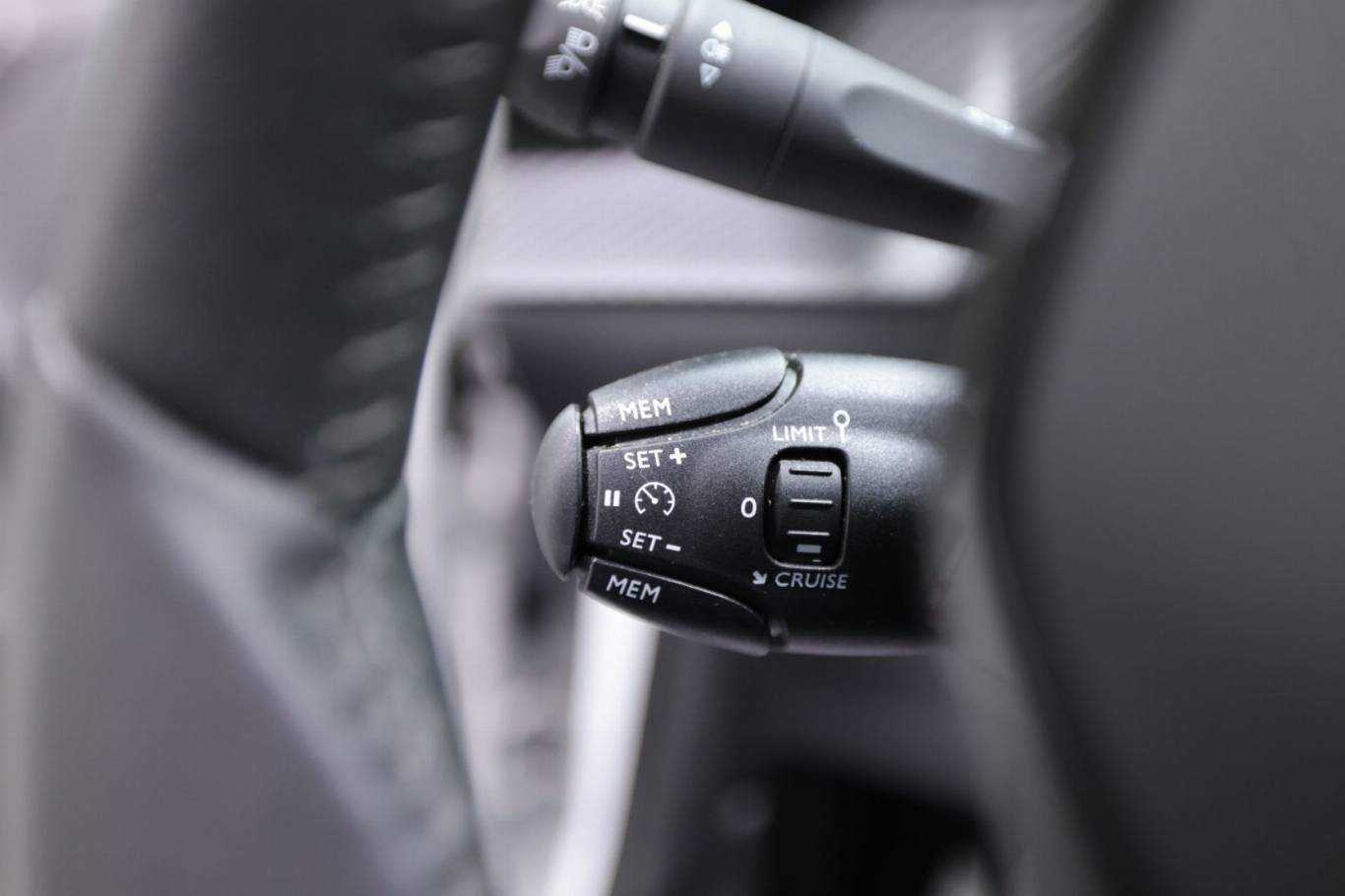 PEUGEOT 208 23