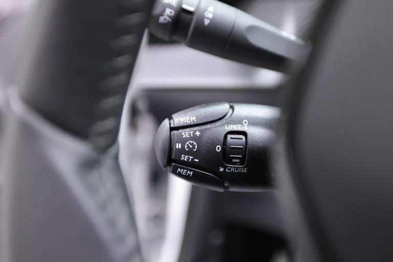PEUGEOT 208 23
