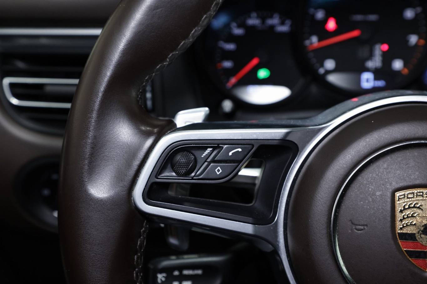PORSCHE Macan 18