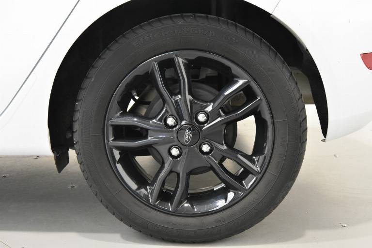 FORD Fiesta 15