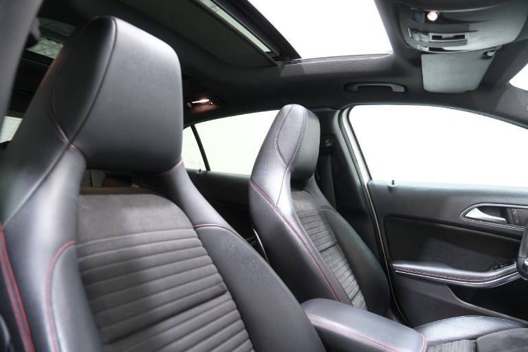 MERCEDES-BENZ GLA 220 60