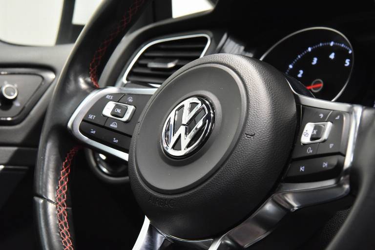 VOLKSWAGEN Golf GTI 42