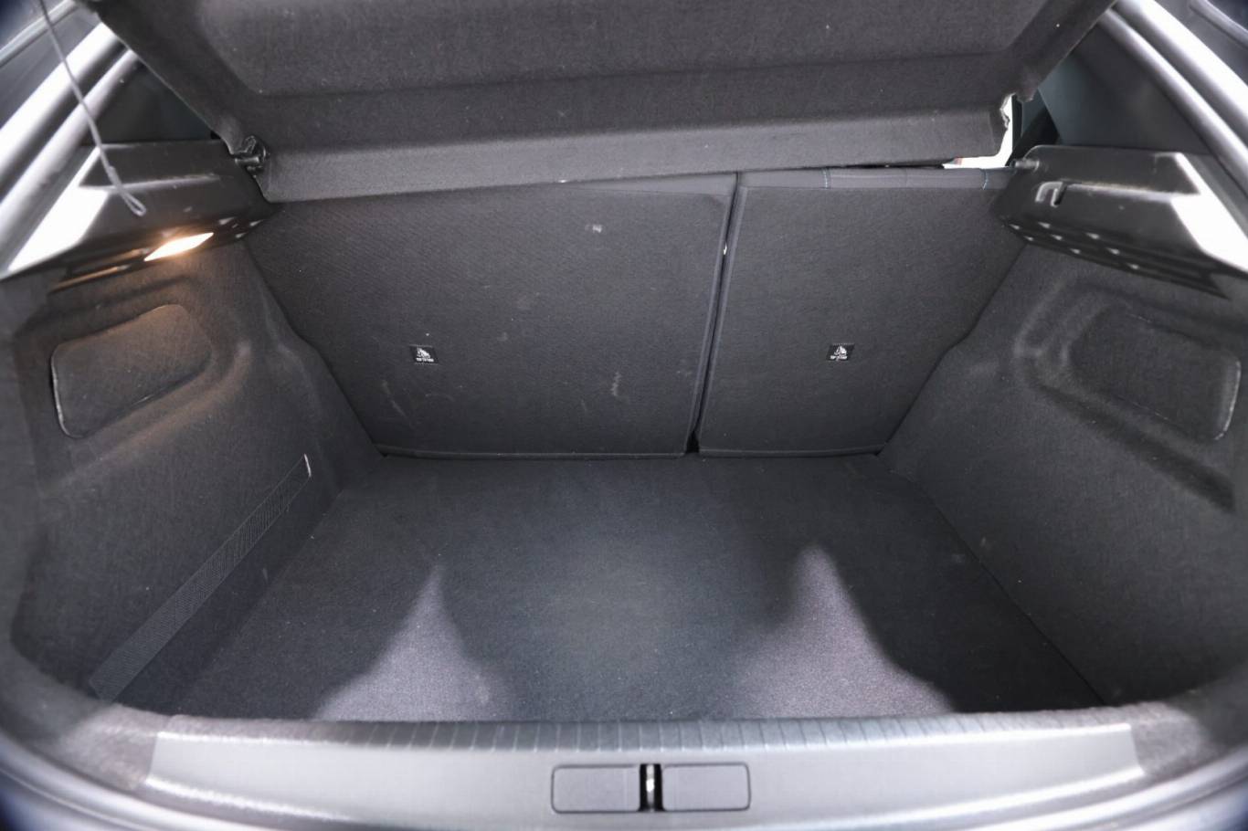 PEUGEOT 208 44