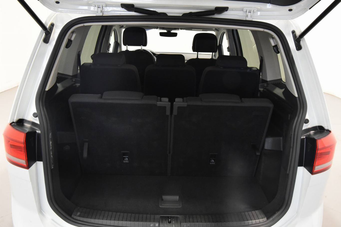 VOLKSWAGEN Touran 13