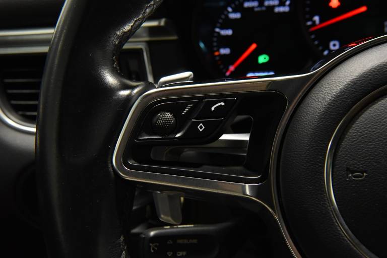 PORSCHE Macan 7